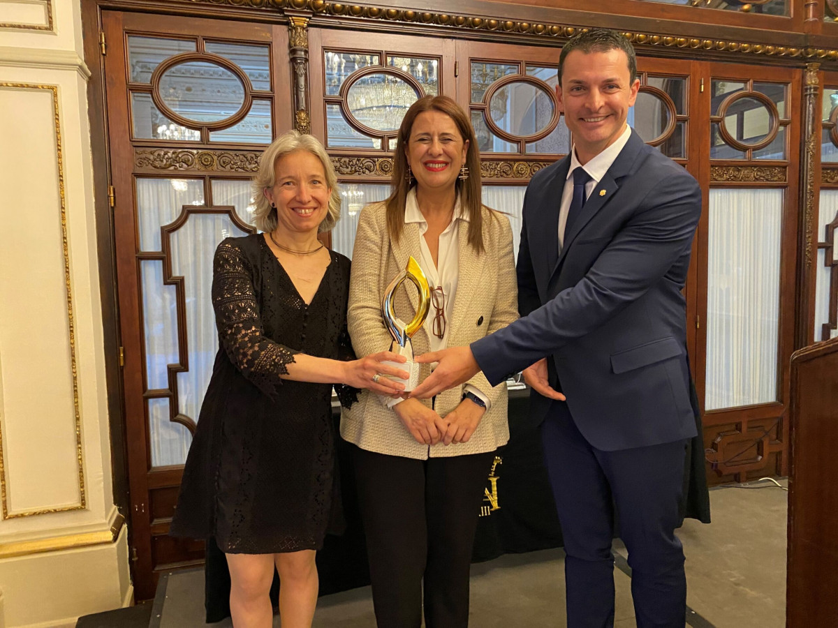 El ministro Gallardo y la directora de Andorra Business, Judit Hidalgo, recogen el premio Jean Baptista Say 2022 otorgado a Andorra Business por su excelencia empresarial (2)